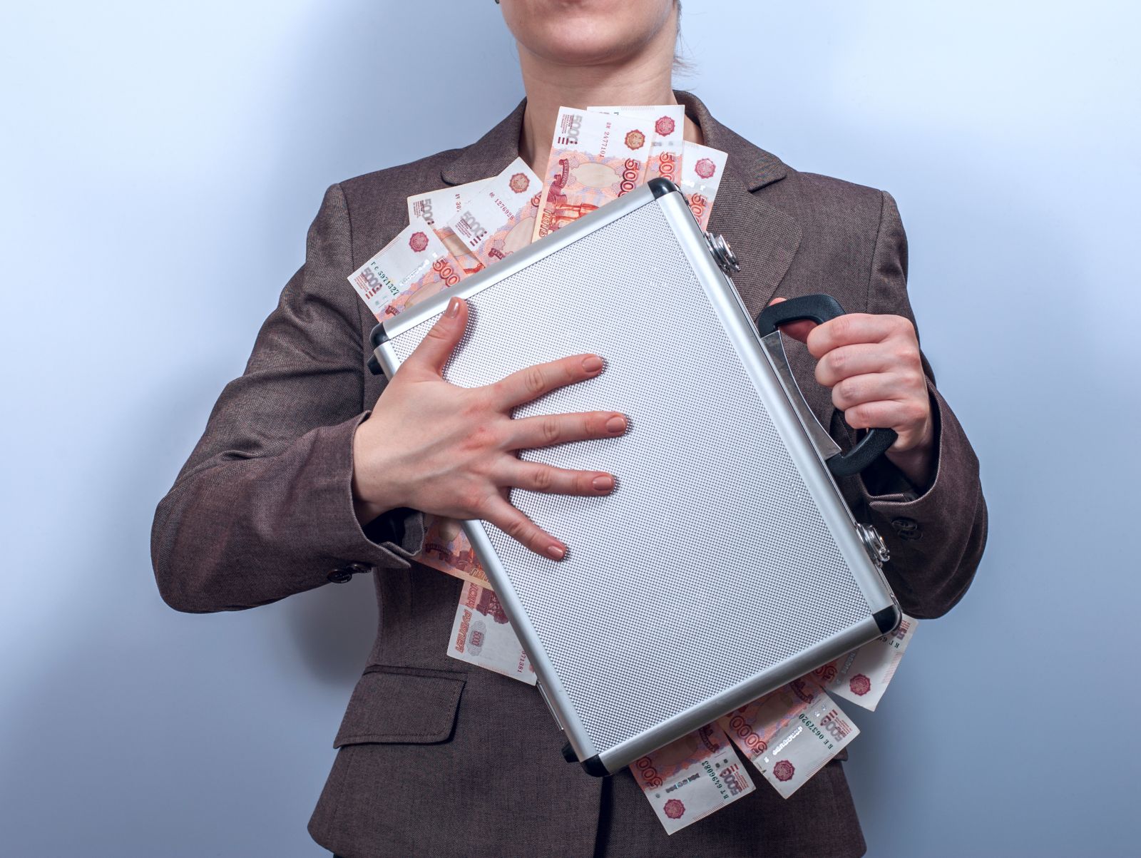 Уклонист от налогов. Чиновник с деньгами. Портфель инвестиций. Налоги фото. Уклонист от налогов.